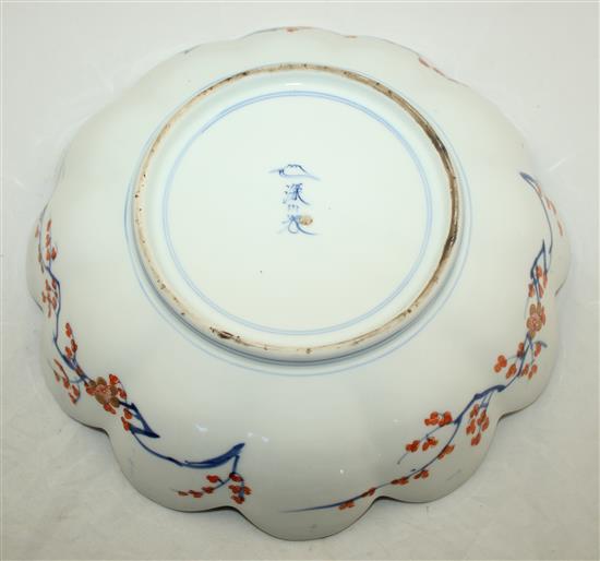Four Japanese Imari scalloped dishes by Fukagawa, early 20th century, 14cm - 28.5cm.